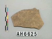 藏品(灰褐色夾砂陶片)的圖片